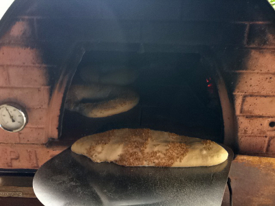 Het zelfgemaakte brood gaat in de PIZZAJOLLY© houtoven voor thuis