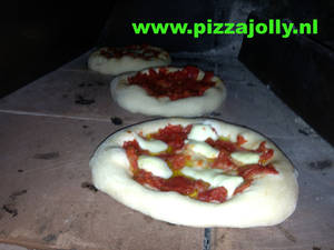 pizzabroodjes in de pizzajolly pizzaoven lekker zelf gemaakt