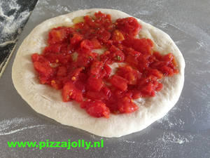 lekkere tomaatjes op pizzabroodje van PIZZAJOLLY