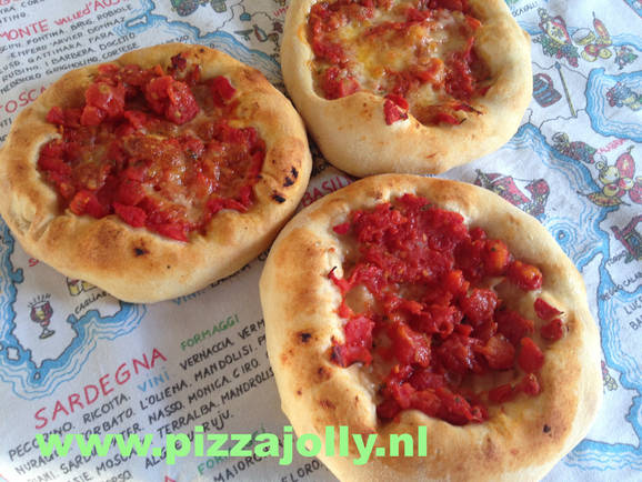 pizzabroodjes zelfgemaakt in de pizzajolly pizzaoven