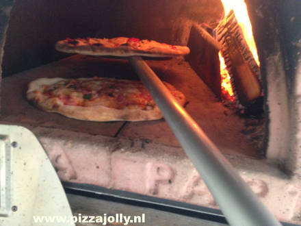 Twee pizza's in de PIZZAJOLLY Italiaanse oven model 70