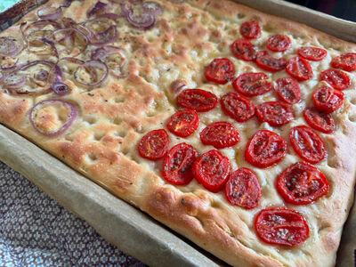 tomaat en ui op de pizzajolly focaccia