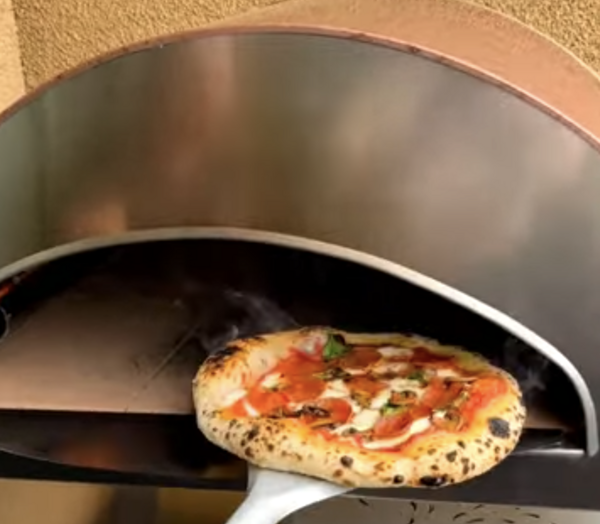 Pizza bakken in de PIZZAJOLLY Campeggio-pizzaoven gasgestookt
