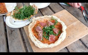 Opgeblazen pizza beleggen met Ham en Rucola