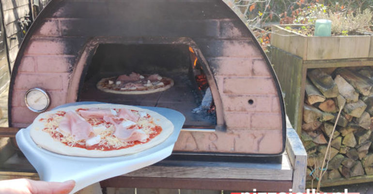 zo bak je twee grote pizza's in de pizzaoven van PIZZAJOLLY® 
