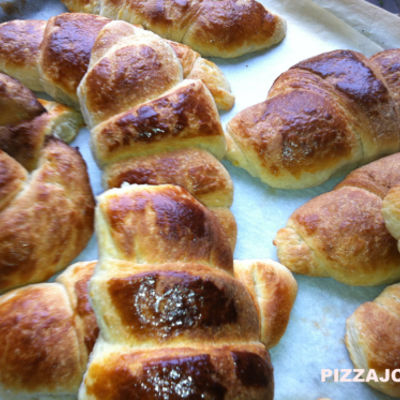 Recept voor franse croissants - italiaanse cornetti in de echte houtgestookte pizzaoven van PIZZAJOLLY