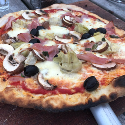 Pizza Capricciosa uit de houtesgtookte pizzaoven!