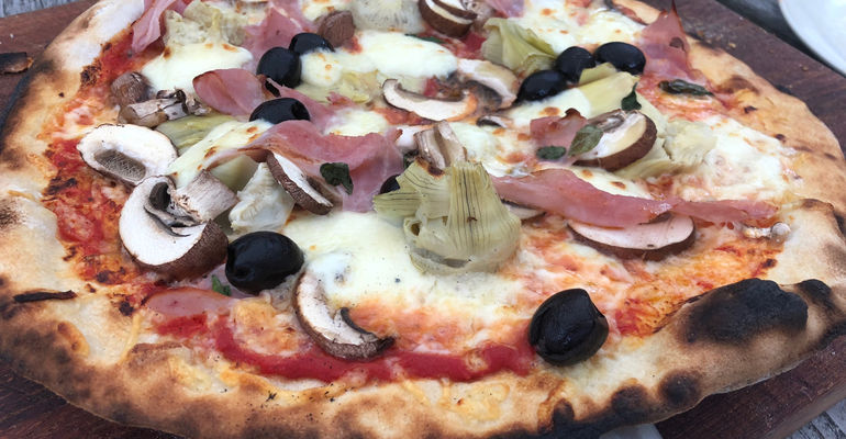 Pizza Capricciosa uit de houtesgtookte pizzaoven!