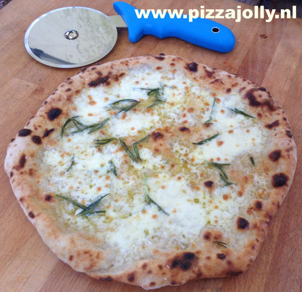Witte pizza met mozzarella en rosemarijn!