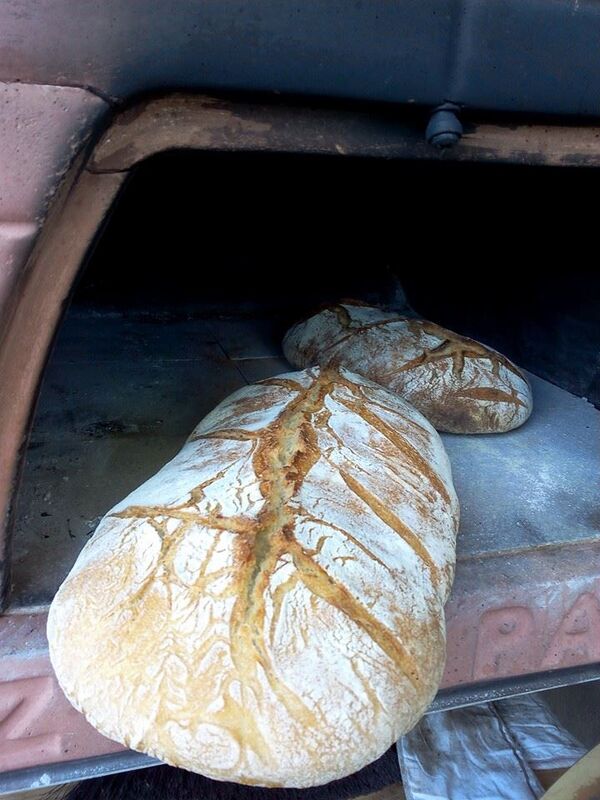 Bak brood in de pizzajolly pizzaoven voor thuis in de tuin