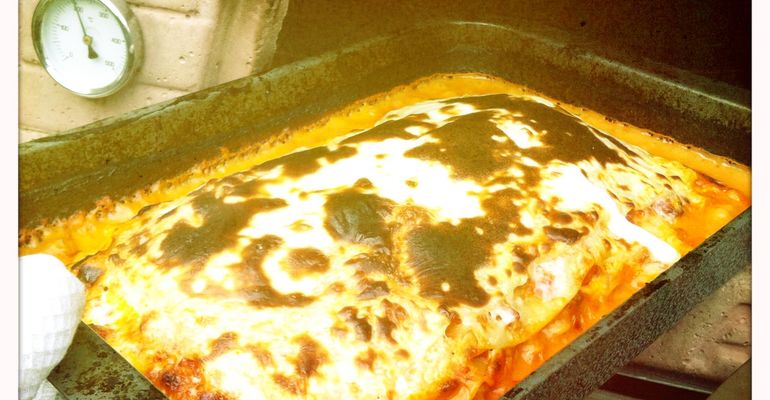 lasagna gemaakt in de pizzajolly houtgestookte steenoven voor thuis