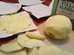 Plakjes appel en limoncello lekker! Torta di Mele Italiaanse appeltaart uit de houtoven!