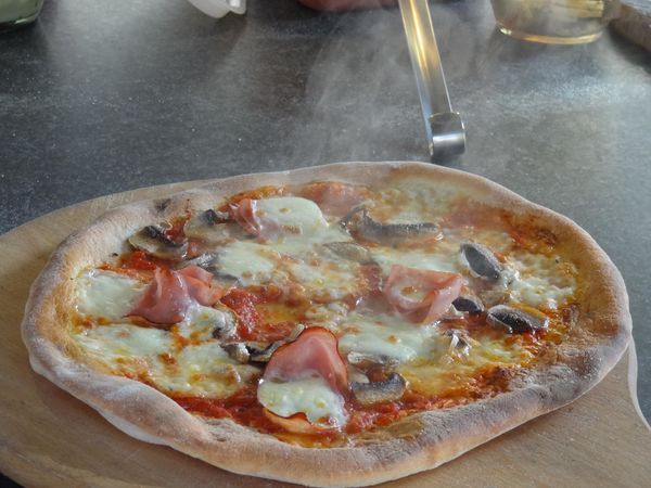 dampend versgebakken pizza uit pizzajolly pizzaoven