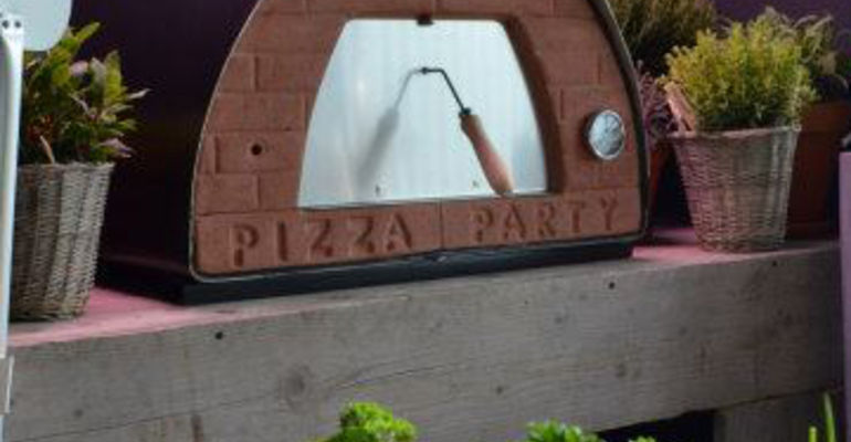 pizzaoven van PIZZAJOLLY© in binnen tuin in Belgie