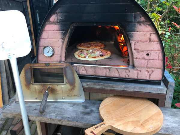 van pizzadeeg tot pizza uit de PIZZAJOLLY pizzaoven in de tuin!