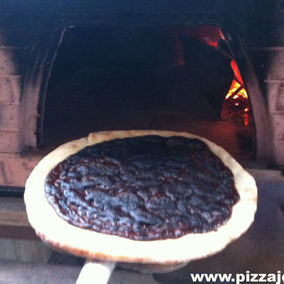 Pizza Nutella uit de PIZZAJOLLY houtoven. Lekker voor groot en klein