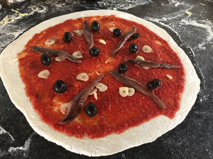 Zo maak je een pizza Marinara zelf ook!