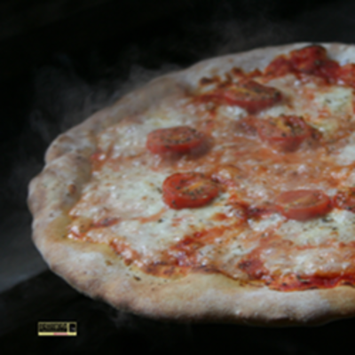 Dampend verse pizza uit de PIZZAJOLLY pizzaoven