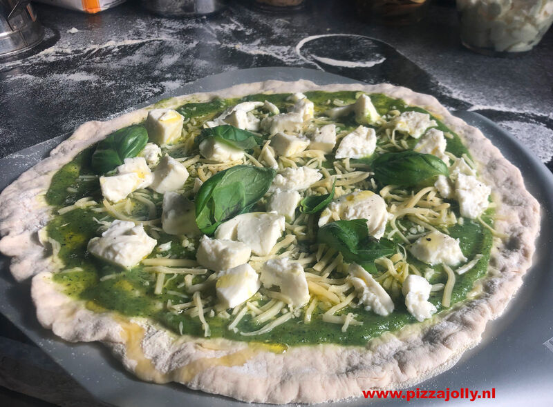 beleg de groene pizza naar smaak met Zoet of Zout pittig beleg