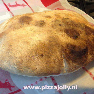 Italiaans vloerbrood uit de PIZZAJOLLY houtoven. Makkelijk en snel te maken. Maar vooral erg lekker.